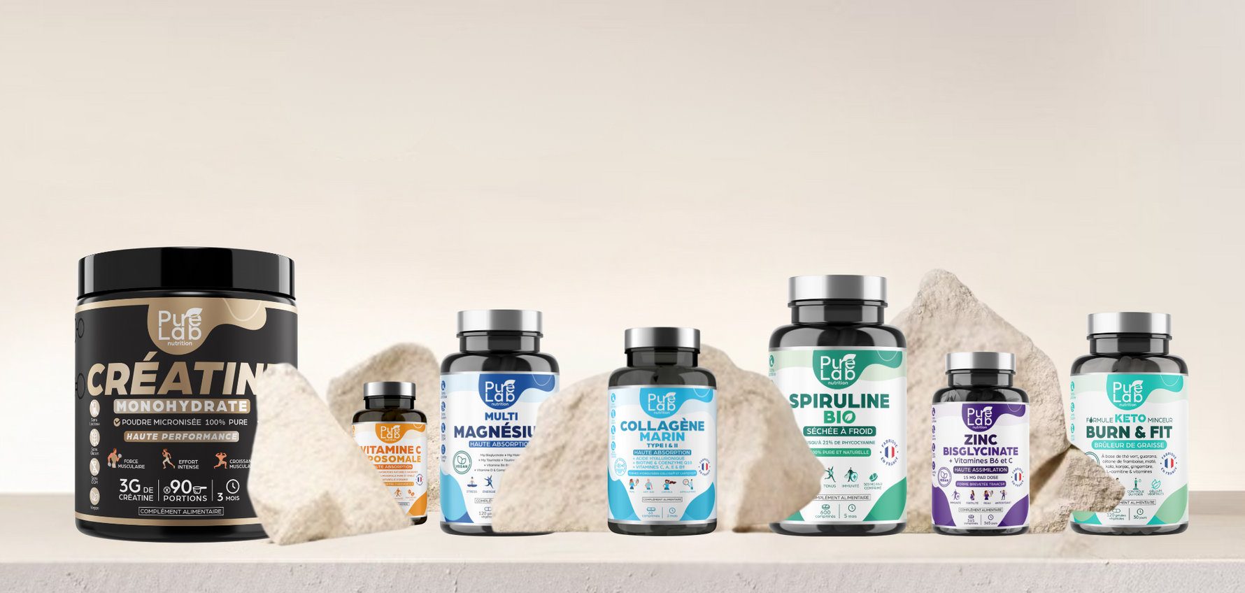 Compléments alimentaires naturels posés sur un fond uni atour de rochers.